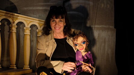 HIER mit Marionette „Helena" aus dem Sommernachtstraum: